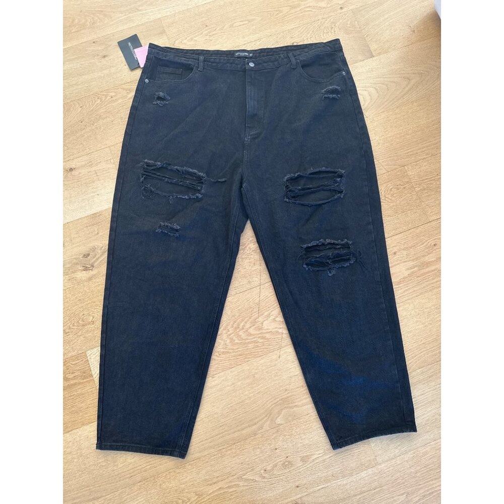 Pretty Little Thing Plus - Distressed Mom Jeans In Washed Black